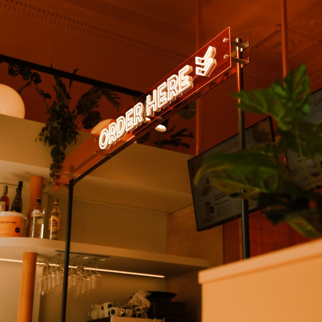 Burrito Company - Theke mit Schild darüber